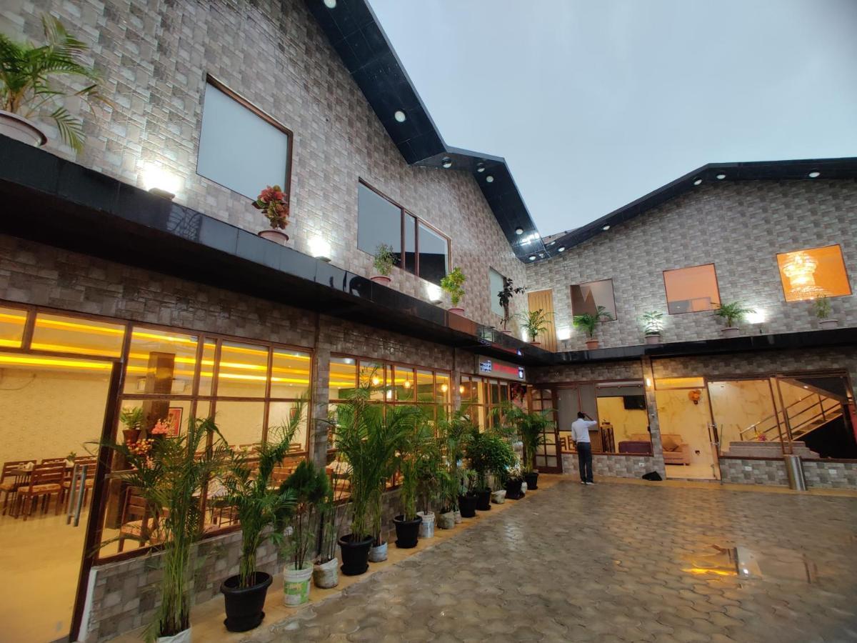 Hotel Aurelia Pearl Патна Екстериор снимка